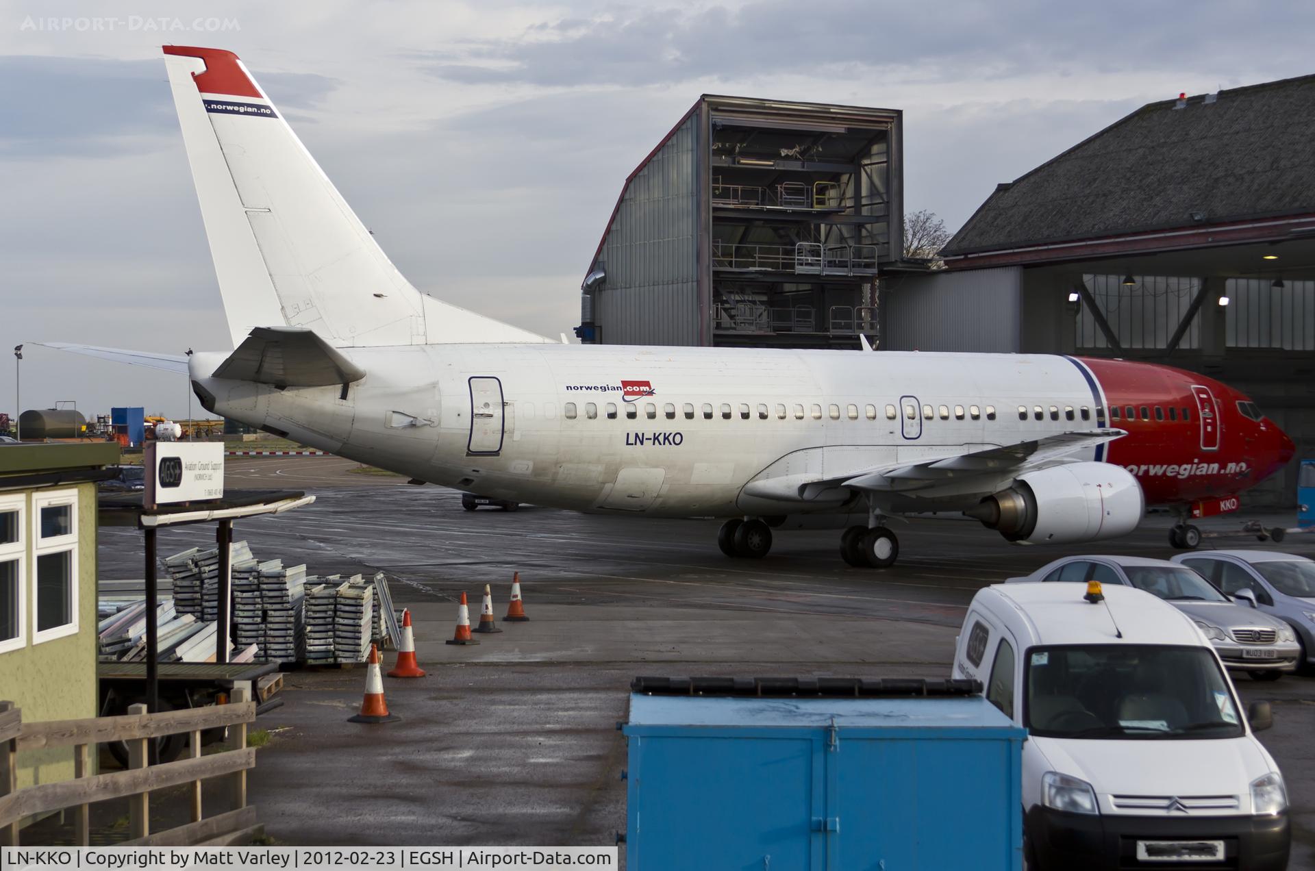 LN-KKO, 1991 Boeing 737-3Y0 C/N 24909, About to be towed into the Air Livery hangar.