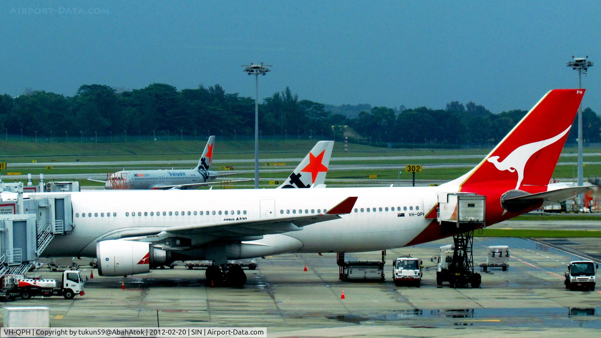 VH-QPH, 2005 Airbus A330-303 C/N 0695, Qantas