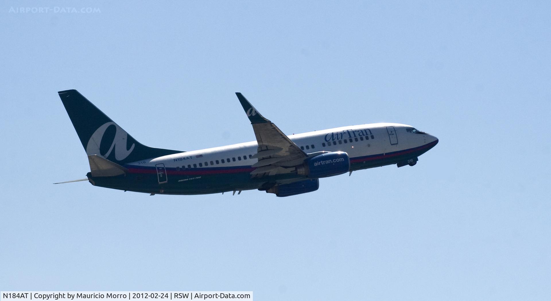 N184AT, 2005 Boeing 737-76N C/N 32656, airTran 737 taking off at RSW
