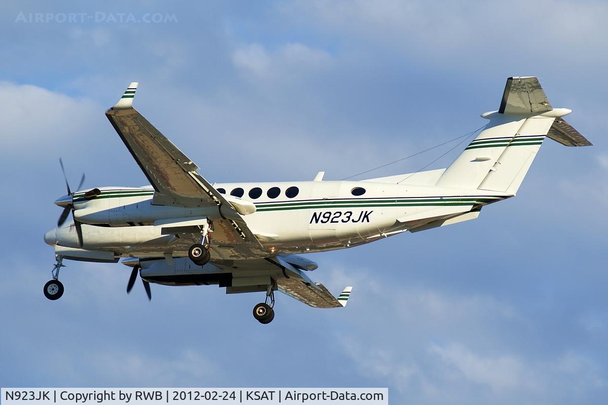N923JK, 1991 Beech B300 King Air C/N FL-40, On approach 3.