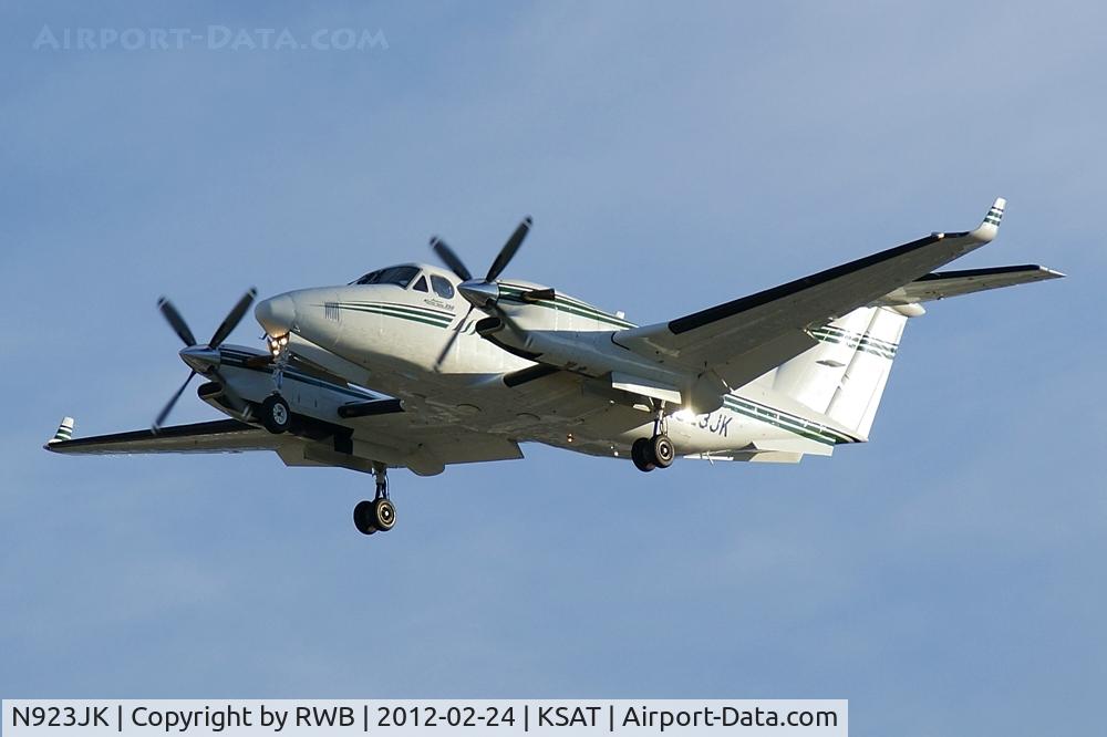 N923JK, 1991 Beech B300 King Air C/N FL-40, On approach 3.