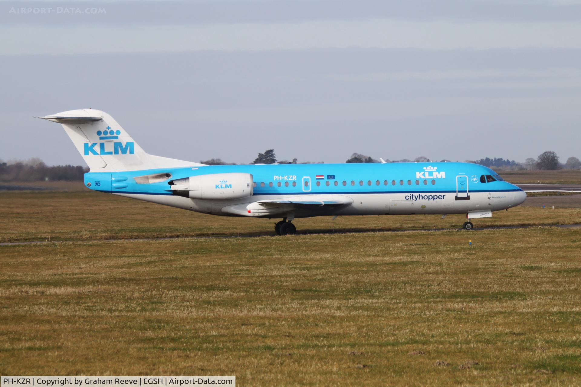 PH-KZR, 1995 Fokker 70 (F-28-0070) C/N 11551, About to depart.