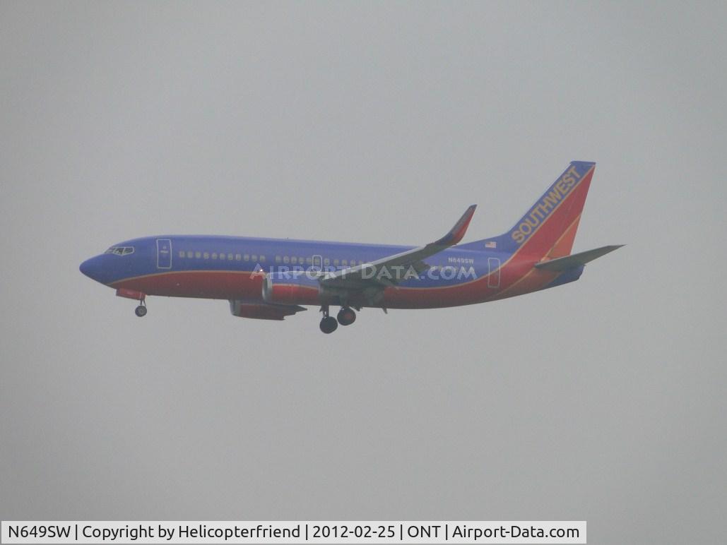 N649SW, 1997 Boeing 737-3H4 C/N 27719, Coming out of the fog on final approach for 26R