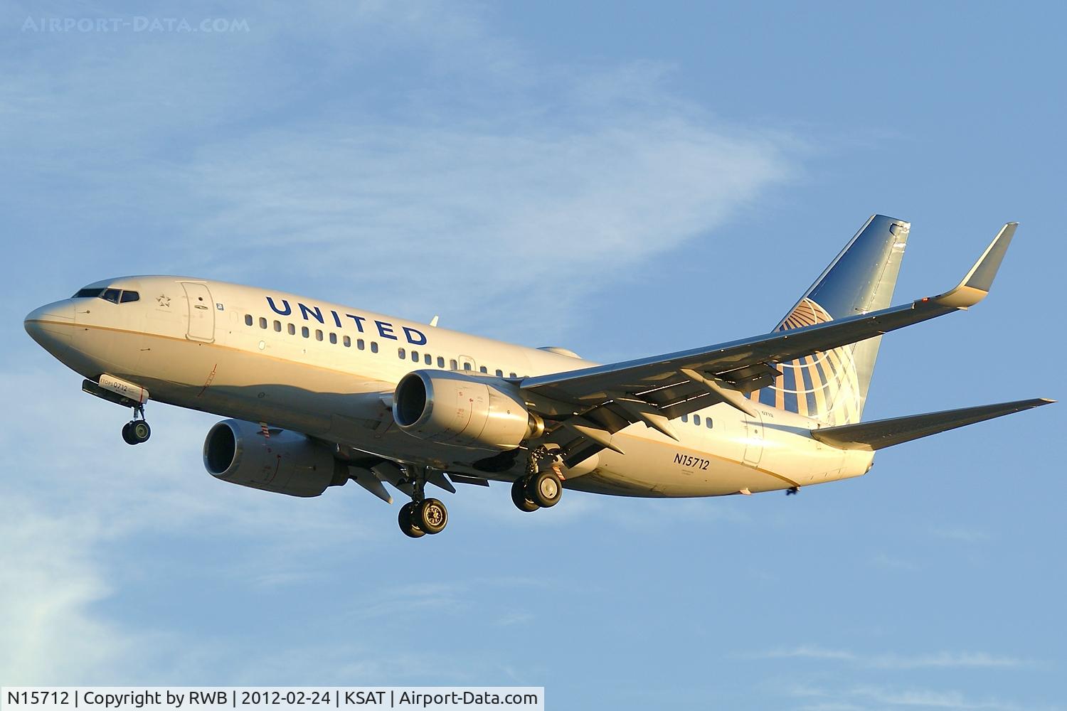 N15712, 1998 Boeing 737-724 C/N 28783, On approach runway 3.
