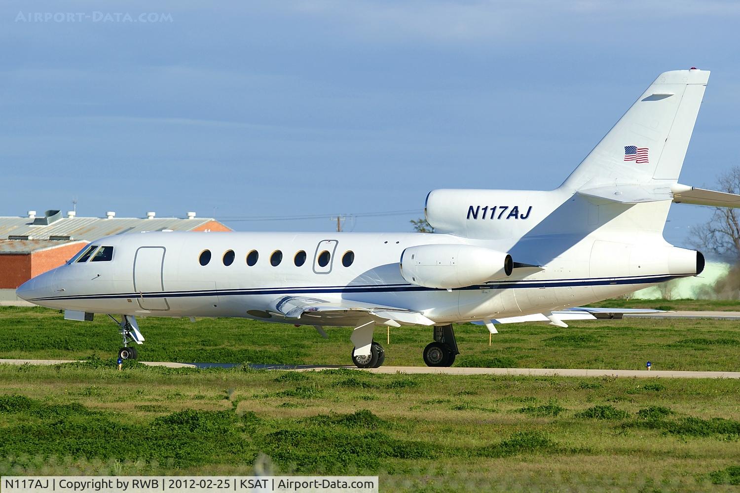 N117AJ, Dassault Falcon 50 C/N 154, Taxiing to 21