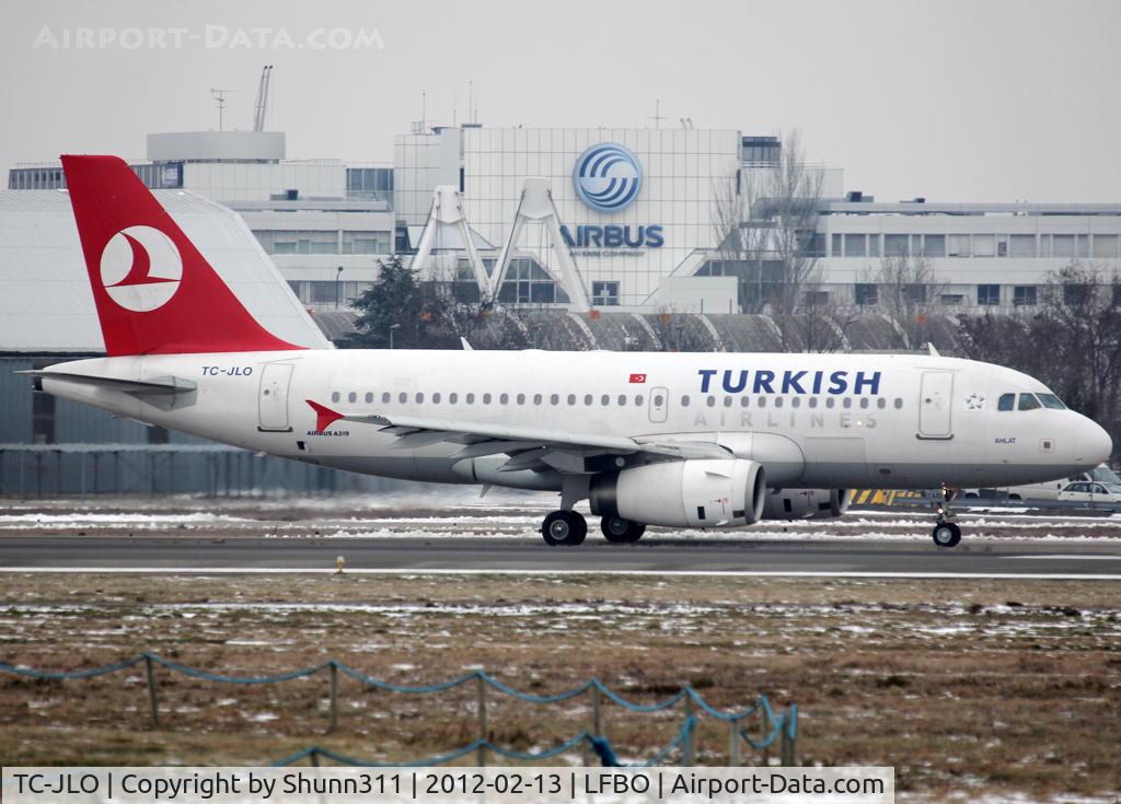 TC-JLO, 2005 Airbus A319-132 C/N 2631, Taxiing holding point rwy 32R for departure...