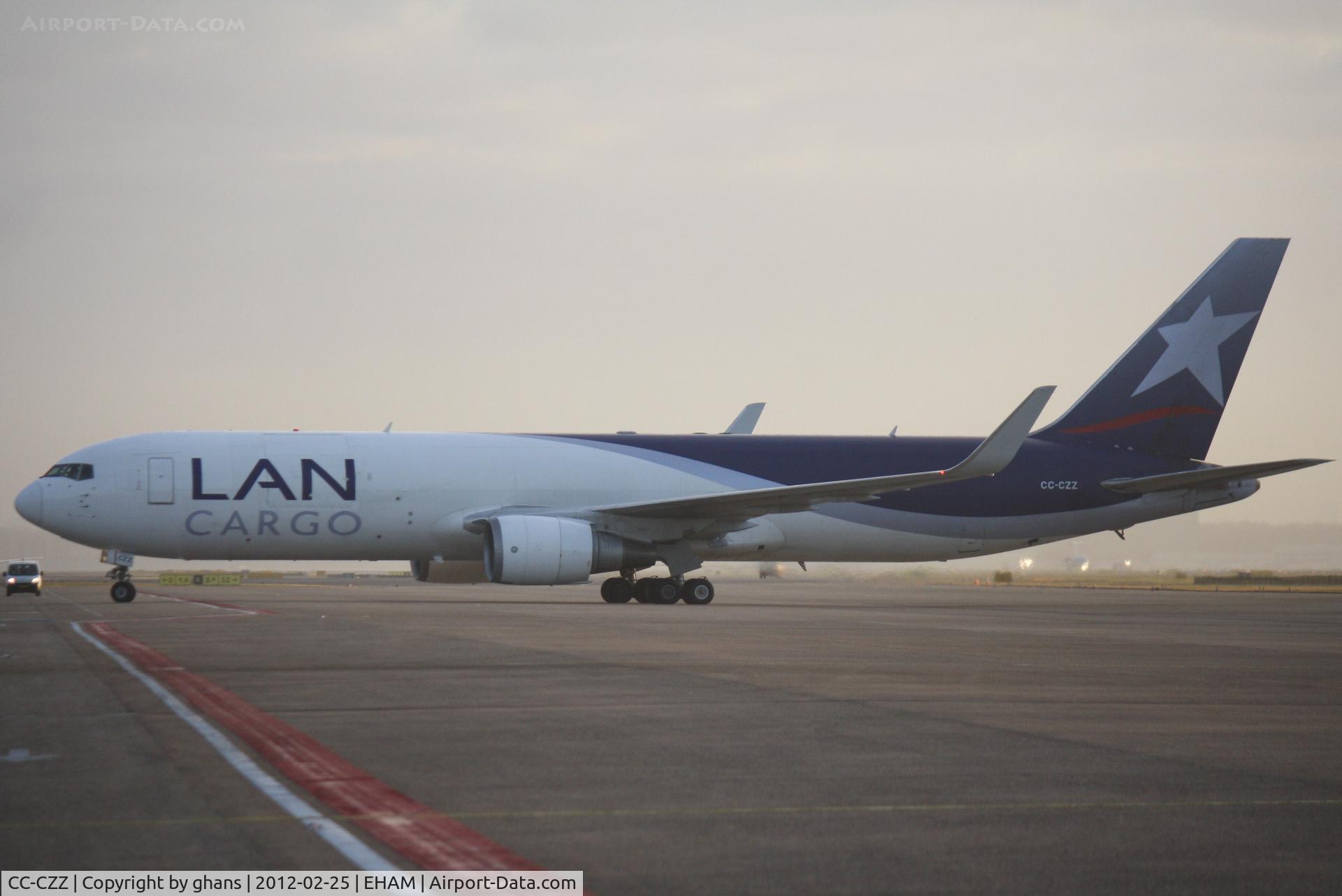 CC-CZZ, 1998 Boeing 767-316F/ER C/N 25756, Taxiing to parkingplace