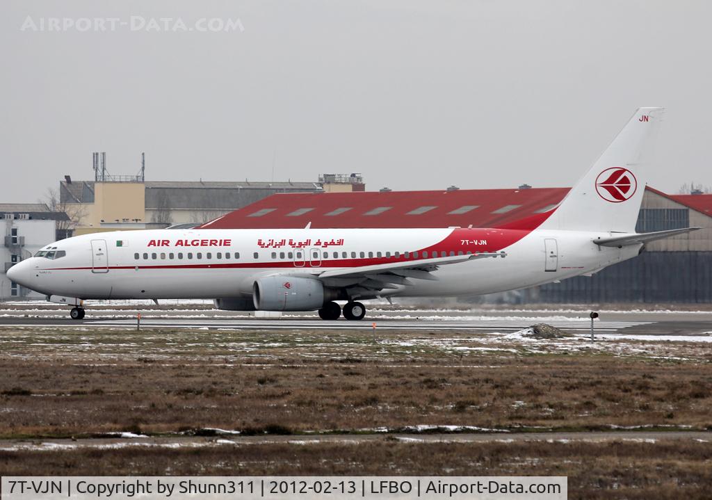 7T-VJN, 2001 Boeing 737-8D6 C/N 30206, Lining up rwy 32R with new c/s and without winglets...