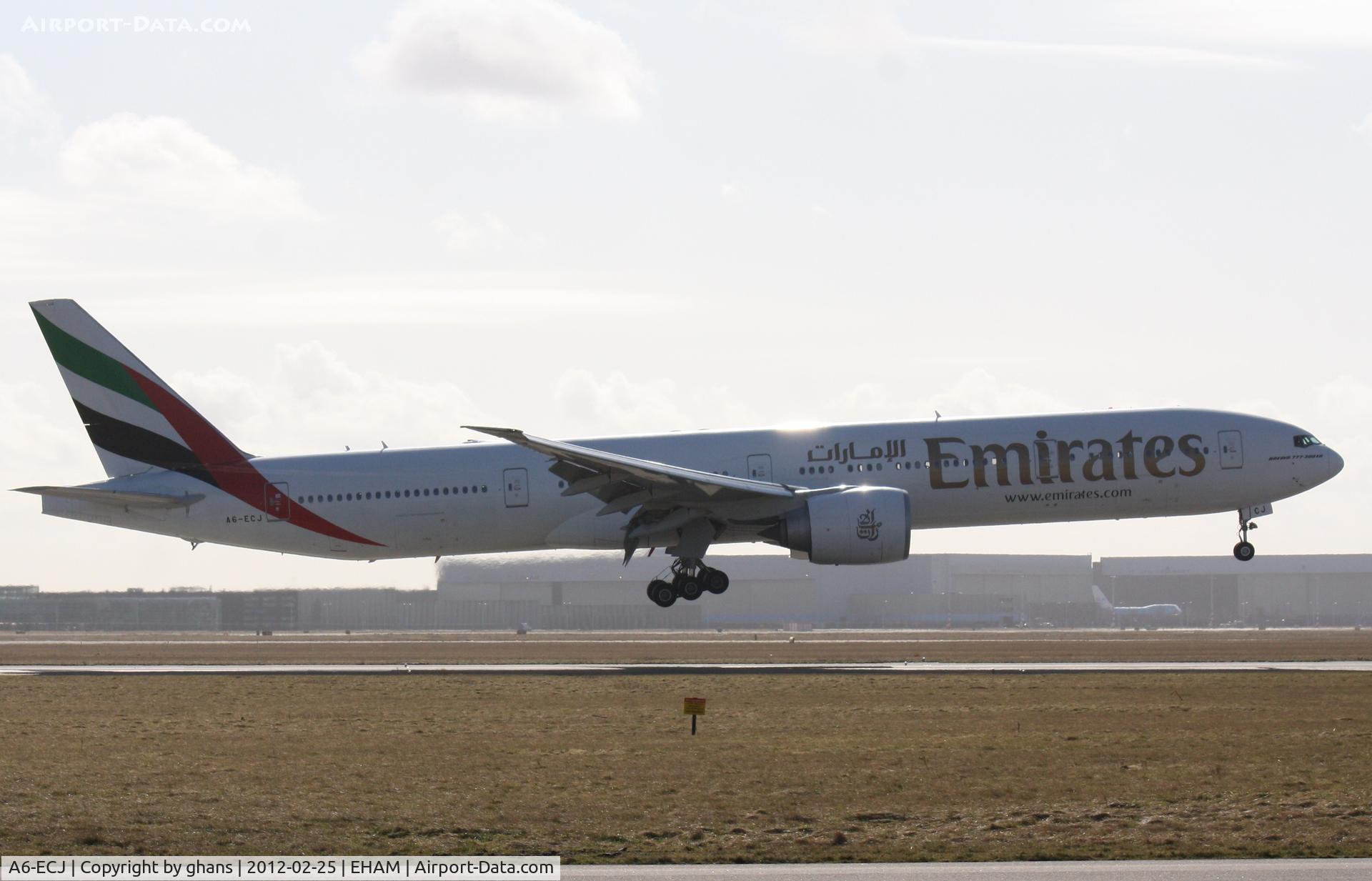 A6-ECJ, 2008 Boeing 777-31H/ER C/N 35583, Landing rw27