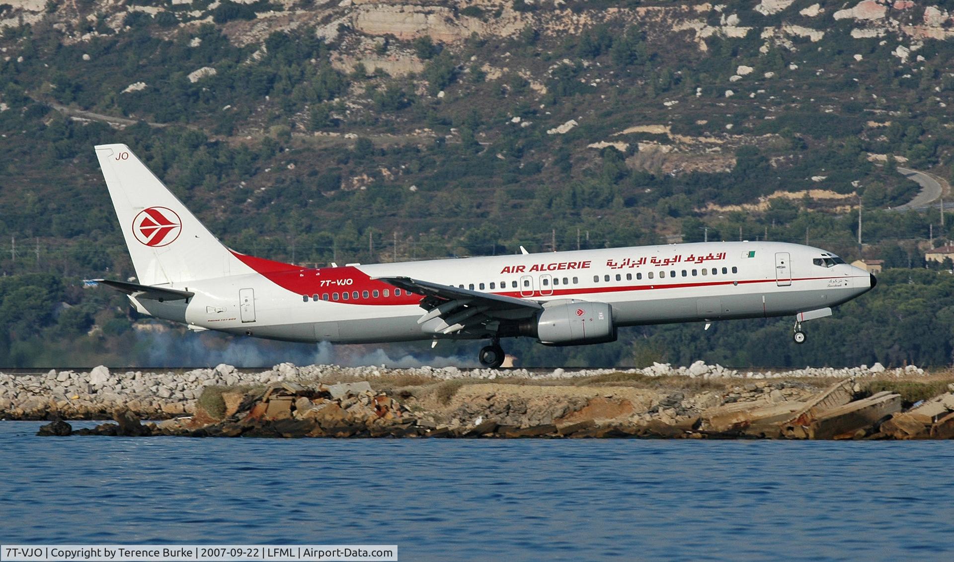 7T-VJO, 2001 Boeing 737-8D6 C/N 30207, Landing on 14L