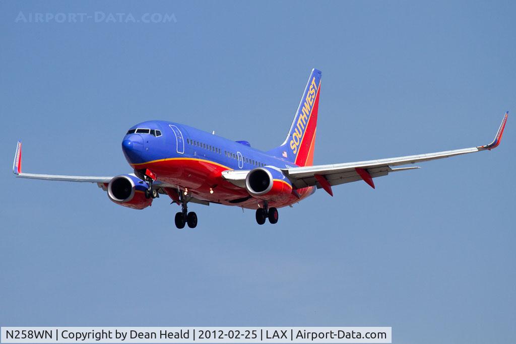 N258WN, 2006 Boeing 737-7H4 C/N 32516, Southwest Airlines N258WN (FLT SWA922) from Nashville Int'l (KBNA) on short final to RWY 25L.