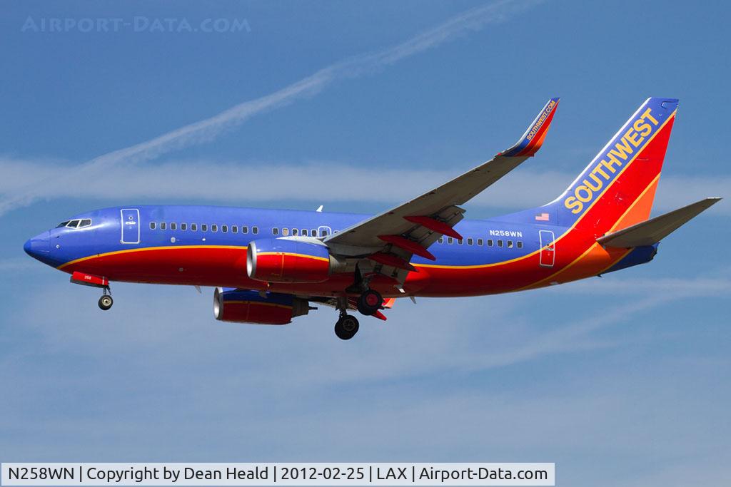 N258WN, 2006 Boeing 737-7H4 C/N 32516, Southwest Airlines N258WN (FLT SWA922) from Nashville Int'l (KBNA) on short final to RWY 25L.