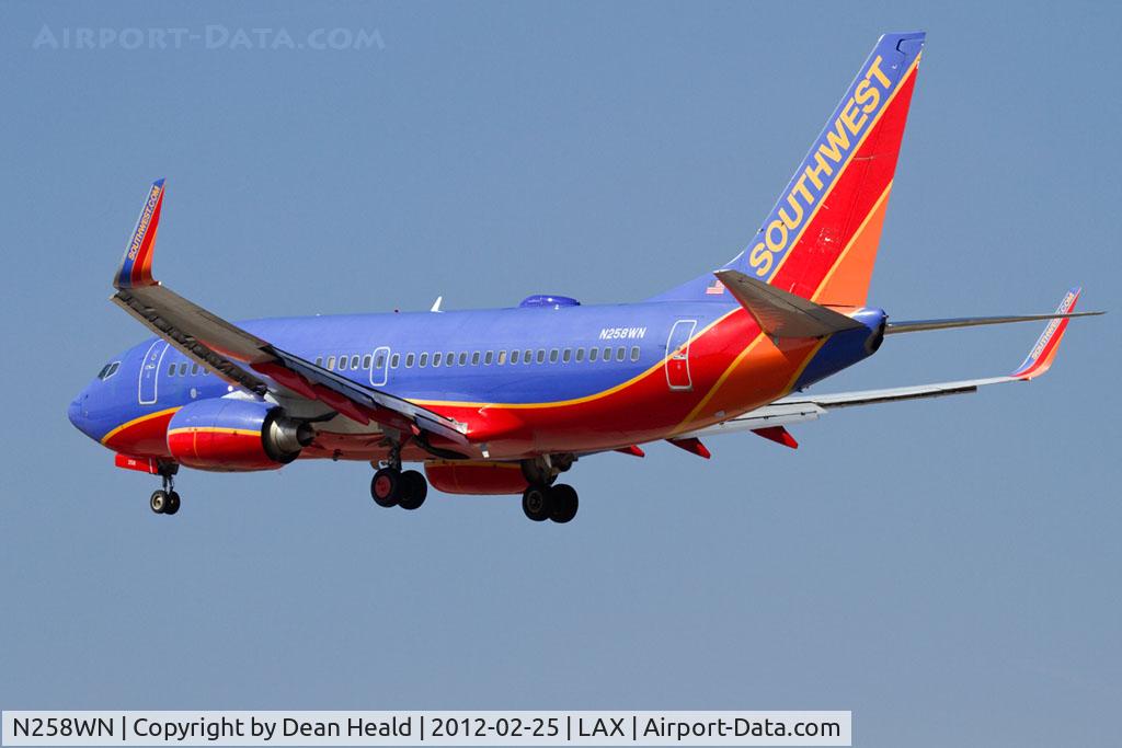 N258WN, 2006 Boeing 737-7H4 C/N 32516, Southwest Airlines N258WN (FLT SWA922) from Nashville Int'l (KBNA) on short final to RWY 25L.