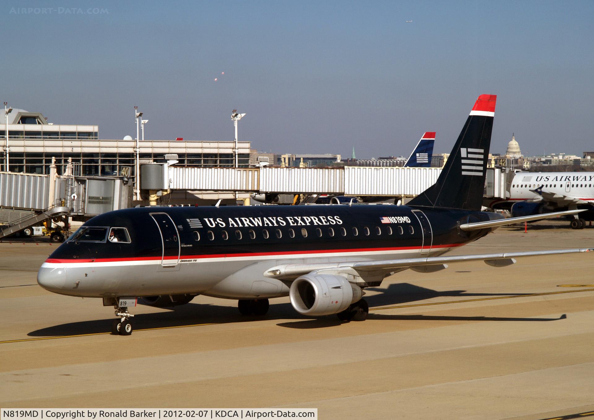 N819MD, 2004 Embraer 170SU (ERJ-170-100SU) C/N 17000040, Turning to park DCA, VA
