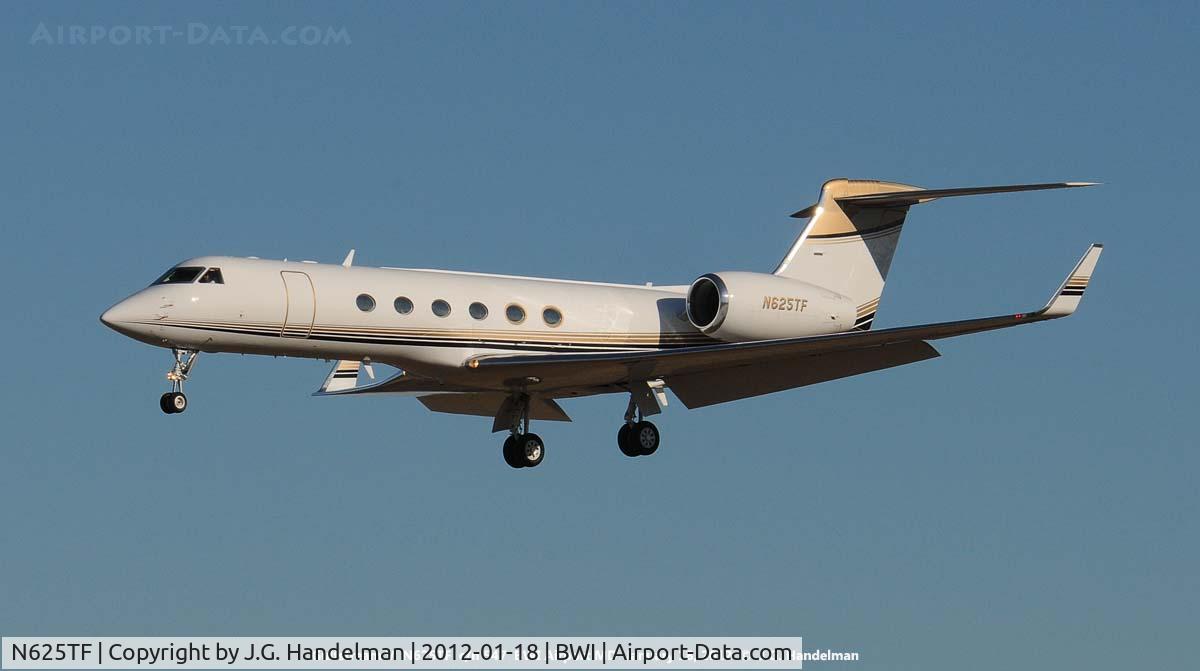 N625TF, 1998 Gulfstream Aerospace G-V C/N 547, near touch down