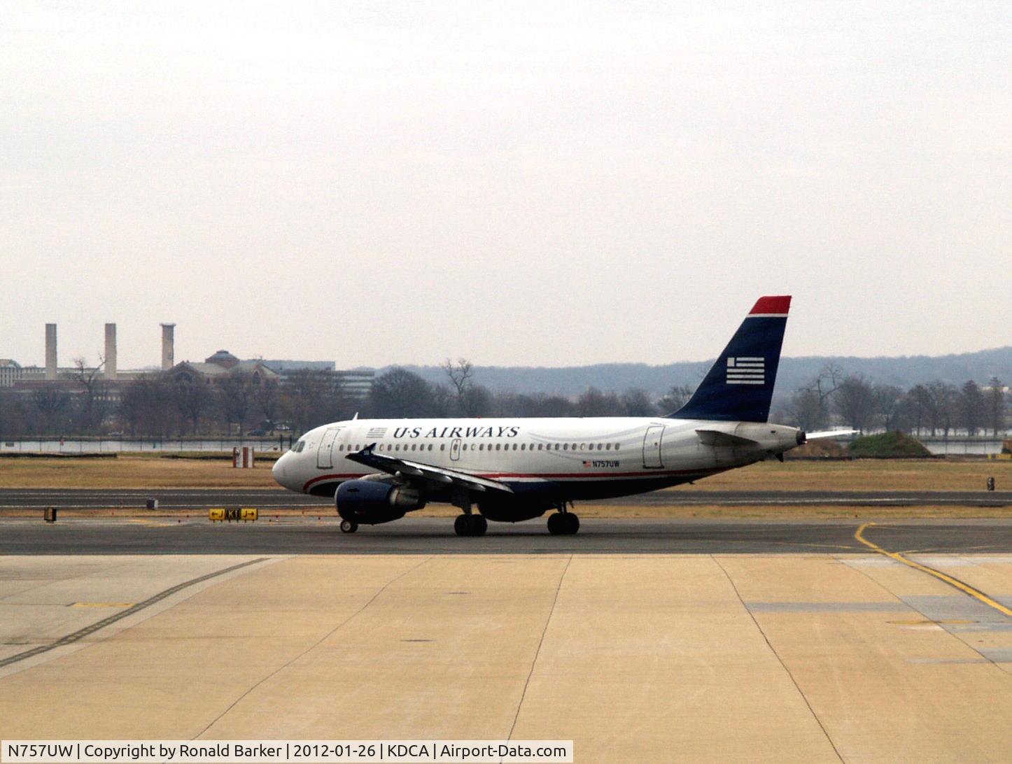 N757UW, 2000 Airbus A319-112 C/N 1342, DCA, VA