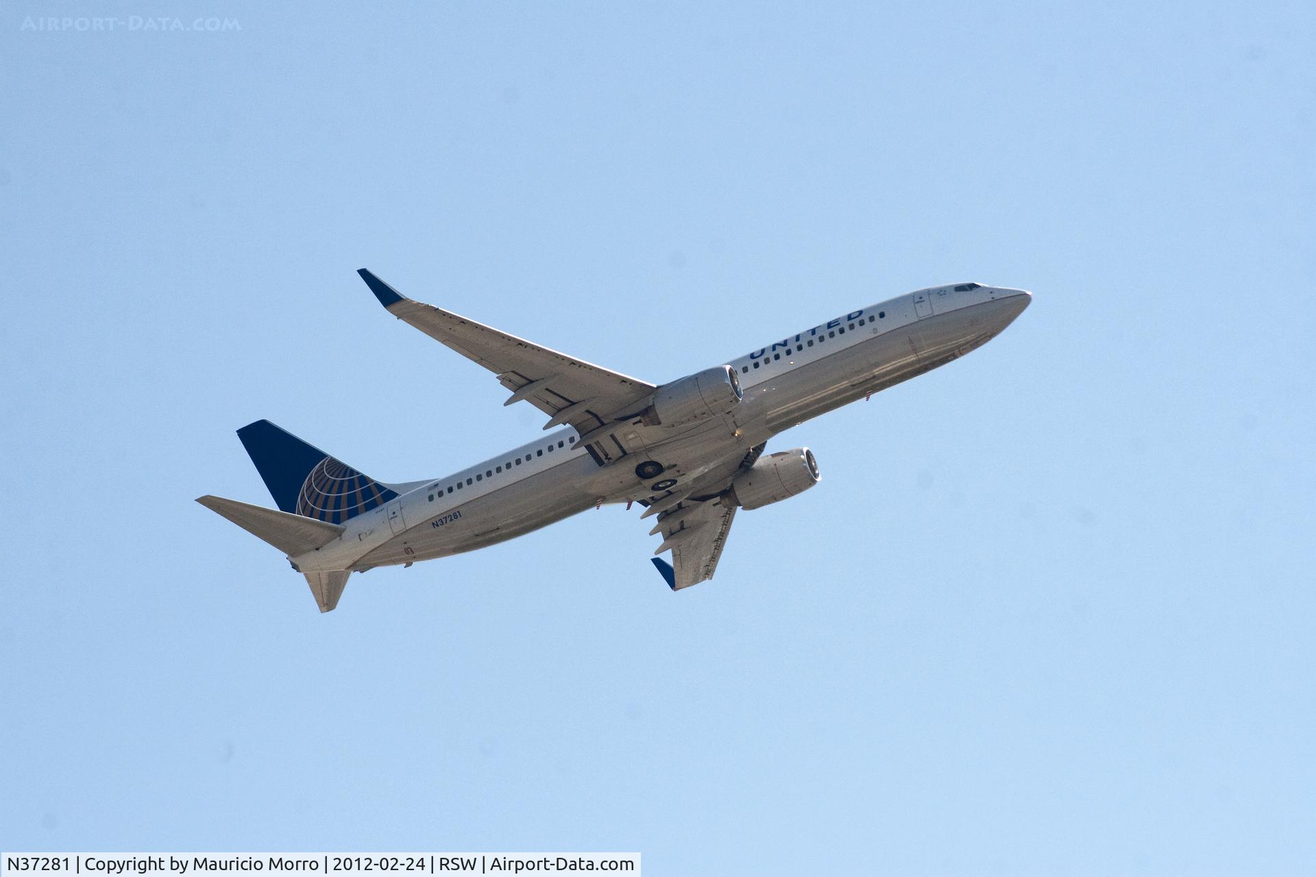 N37281, 2003 Boeing 737-824 C/N 31599, 737 taking off