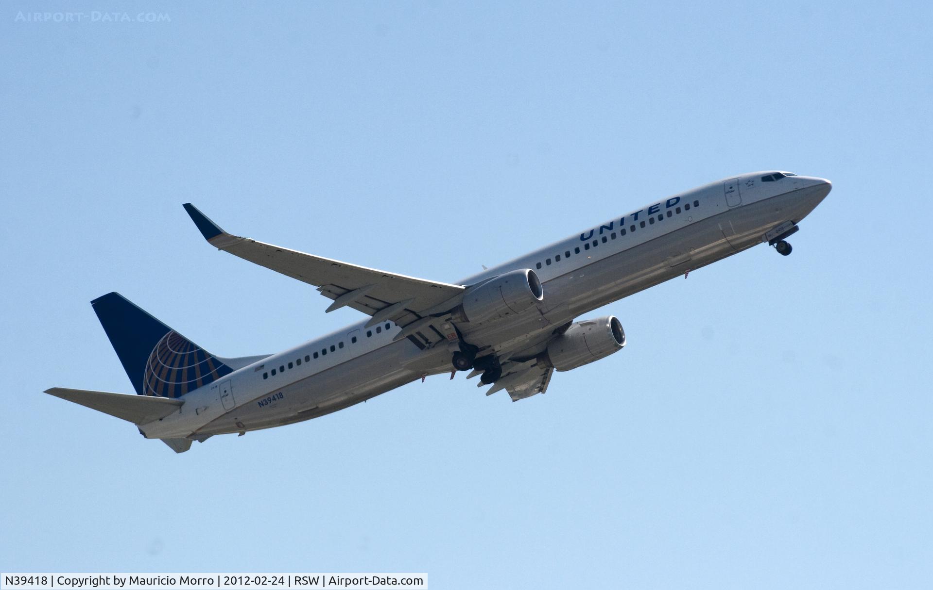 N39418, 2008 Boeing 737-924/ER C/N 33456, 737 taking off