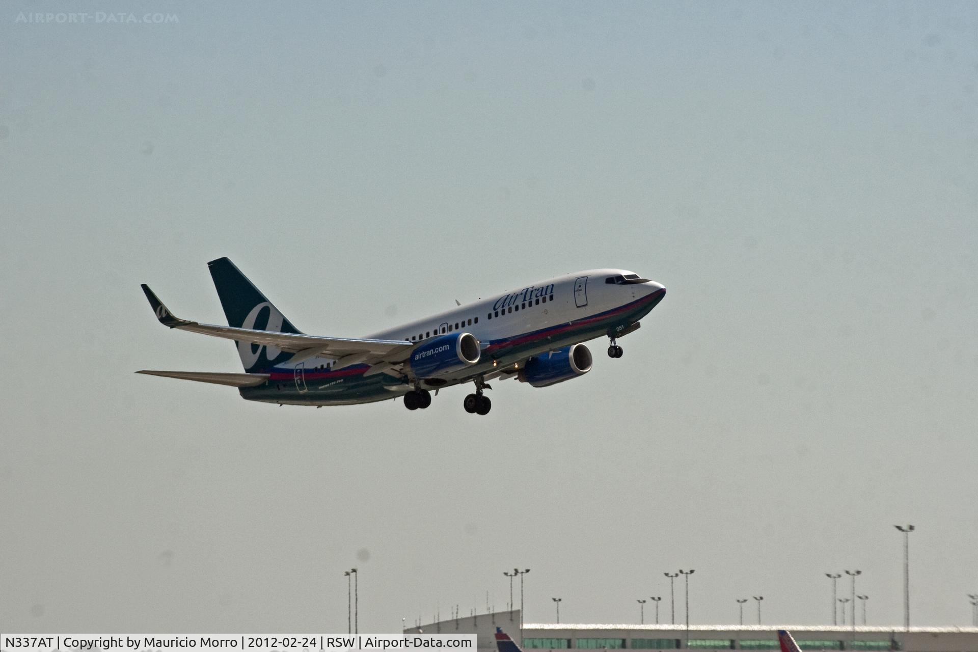 N337AT, 2008 Boeing 737-7BD C/N 36717, 737 taking off at RSW