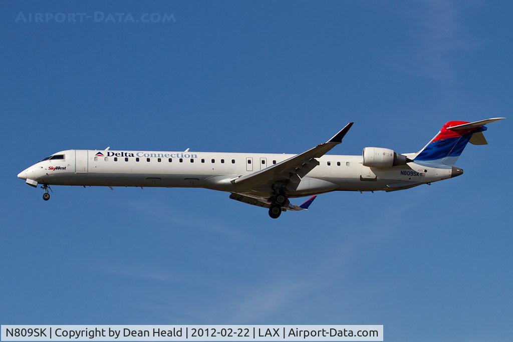 N809SK, 2006 Bombardier CRJ-900ER (CL-600-2D24) C/N 15086, Delta Connection (SkyWest Airlines) N809SK (FLT SKW4464) from Las Vegas McCarran Int'l (KLAS) on short final to RWY 25L.