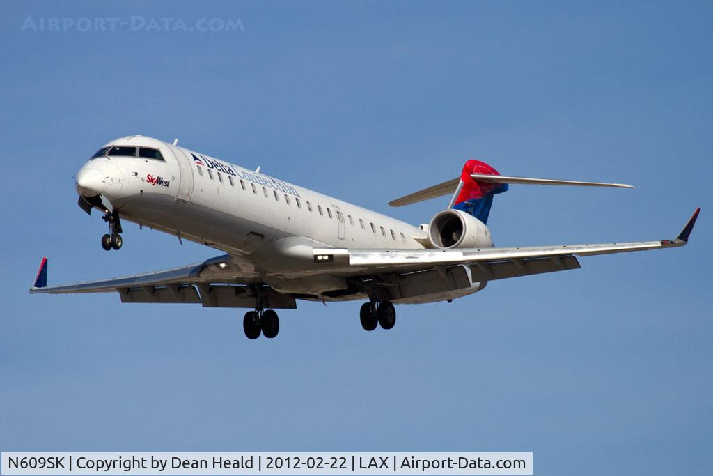 N609SK, 2002 Bombardier CRJ-701 (CL-600-2C10) Regional Jet C/N 10020, Delta Connection (SkyWest Airlines) N609SK (FLT SKW4794) from Phoenix Sky Harbor Int'l (KPHX) on short final to RWY 25L.