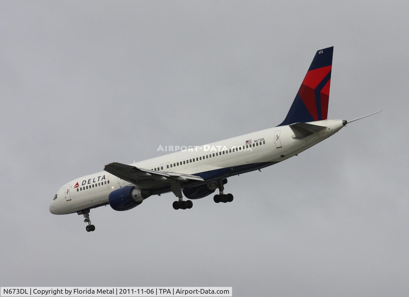 N673DL, 1992 Boeing 757-232 C/N 25978, Delta 757 doing a very last minute turn