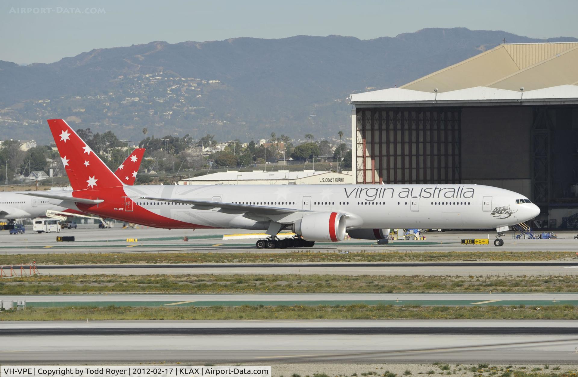 VH-VPE, 2009 Boeing 777-3ZG/ER C/N 37939, Taxiing to gate at LAX