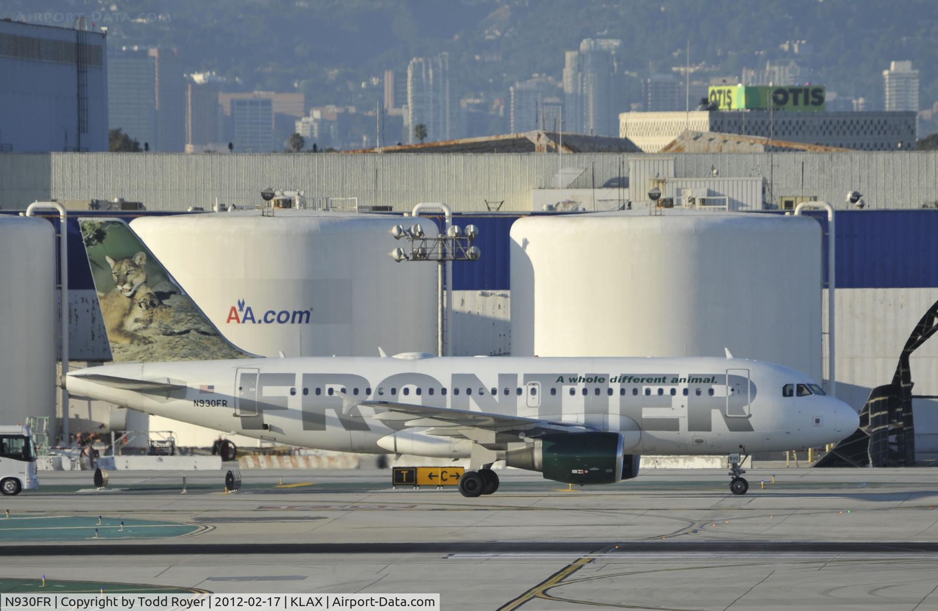 N930FR, 2004 Airbus A319-111 C/N 2241, Taxiing to gate at LAX
