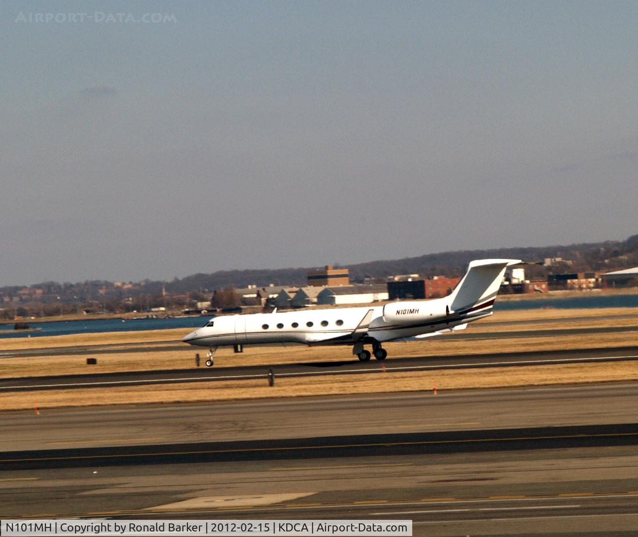 N101MH, 2000 Gulfstream Aerospace G-V C/N 609, Takeoff DCA