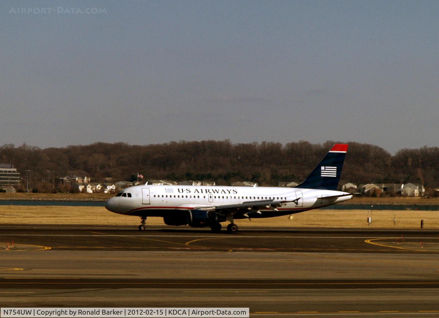 N754UW, 2000 Airbus A319-112 C/N 1328, Landing DCA