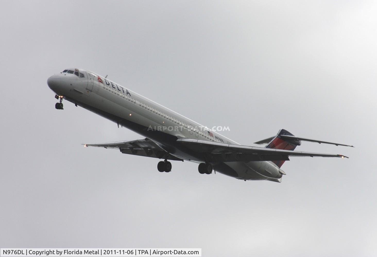 N976DL, 1991 McDonnell Douglas MD-88 C/N 53257, Delta MD-80 doing Kai Tak approach