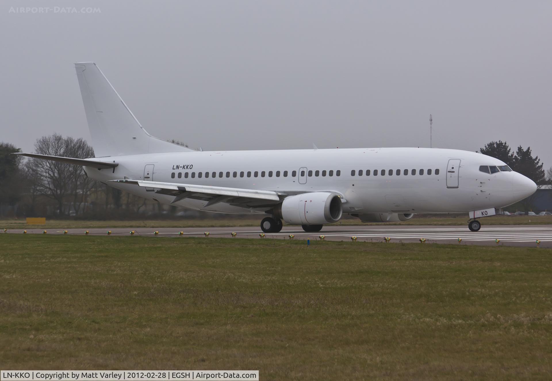 LN-KKO, 1991 Boeing 737-3Y0 C/N 24909, Departing EGSH after spray.