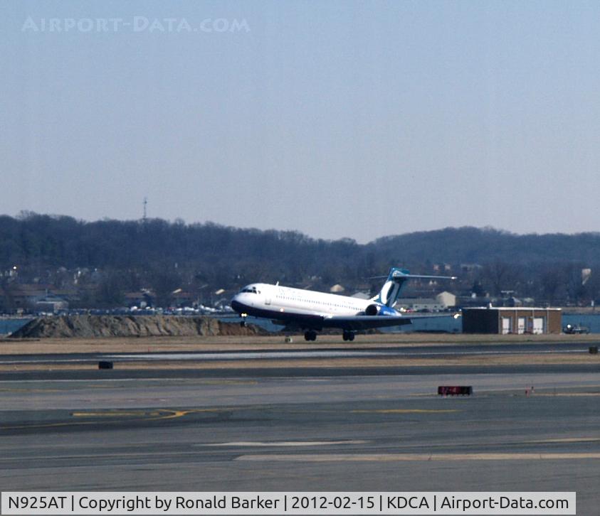 N925AT, 2000 Boeing 717-200 C/N 55079, Landing DCA, VA