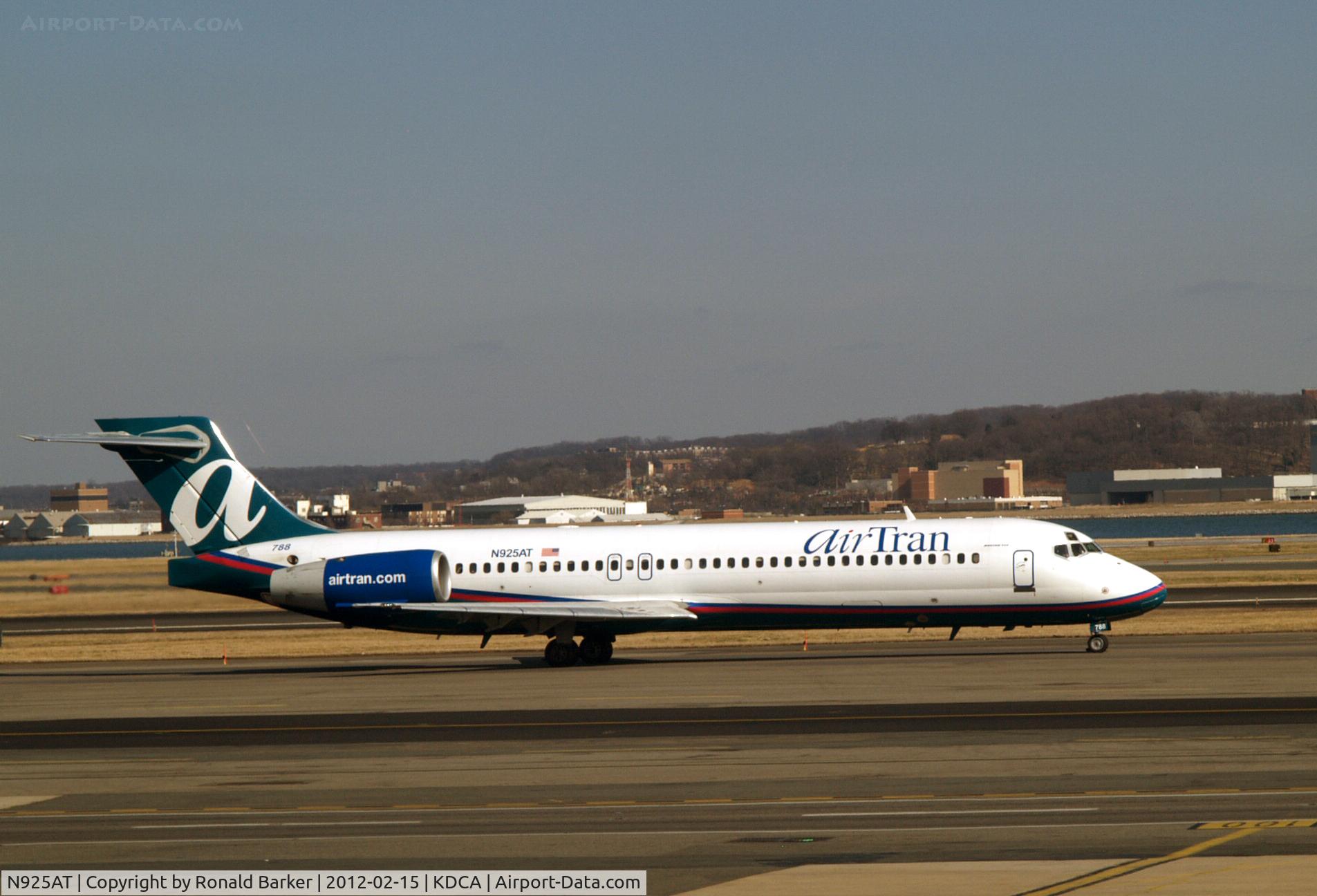 N925AT, 2000 Boeing 717-200 C/N 55079, Taxi DCA, VA