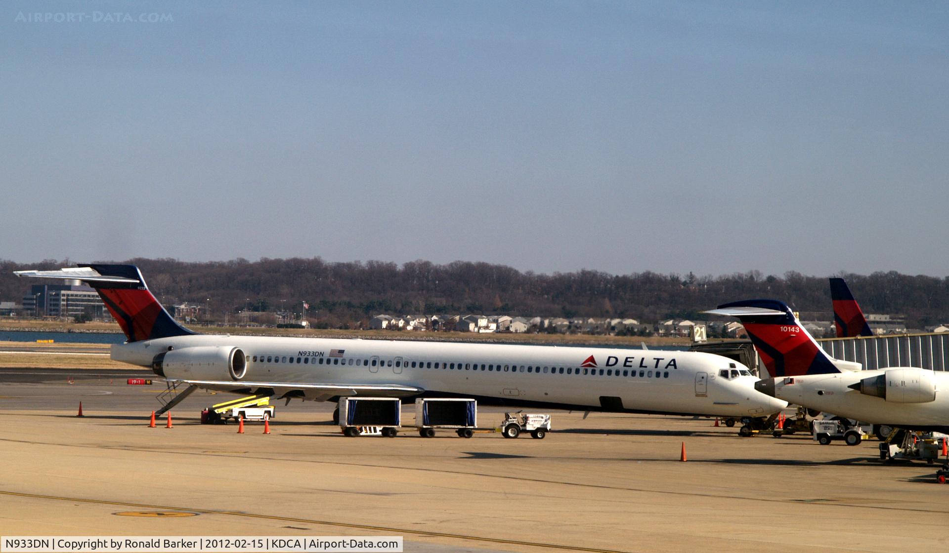 N933DN, 1997 McDonnell Douglas MD-90-30 C/N 53543, DCA, VA