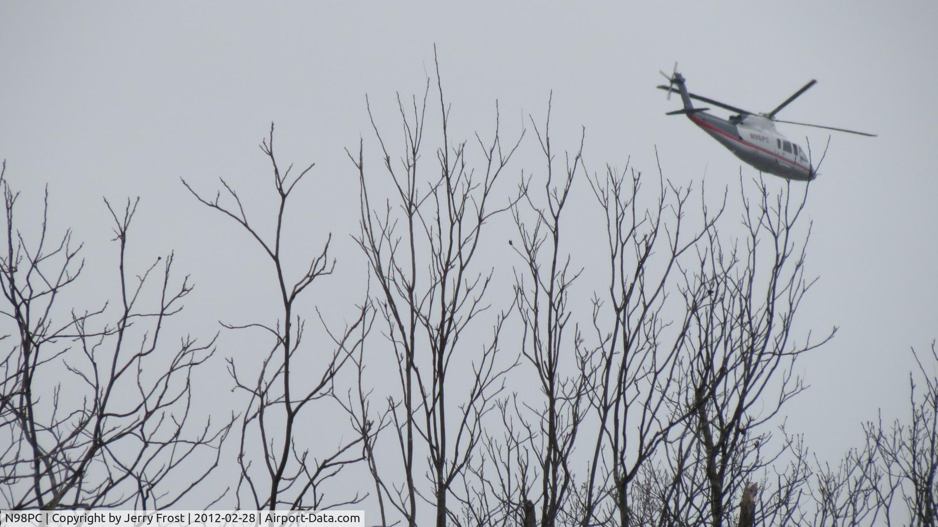 N98PC, 2002 Sikorsky S-76C C/N 760522, Canon SX40 at 840mm. Fly over Lithia Springs, GA.
