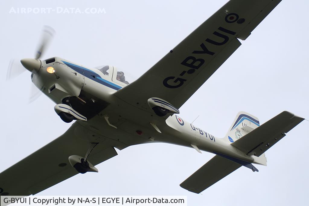 G-BYUI, 1999 Grob G-115E Tutor T1 C/N 82094/E, Short Final