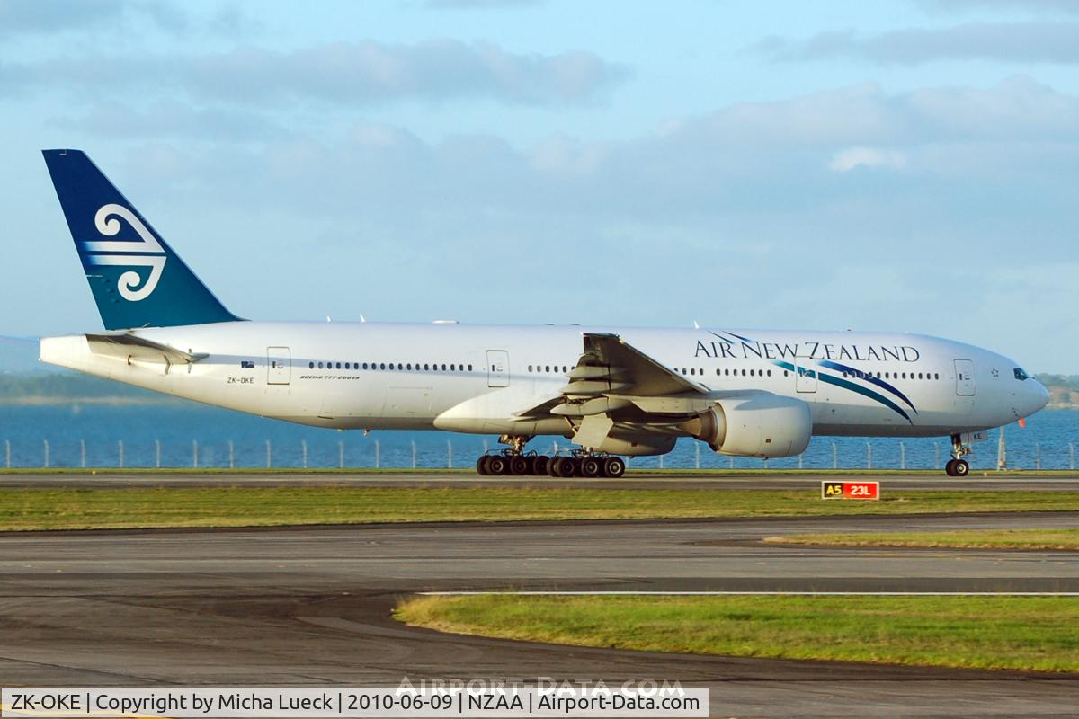 ZK-OKE, 2006 Boeing 777-219/ER C/N 32712, At Auckland