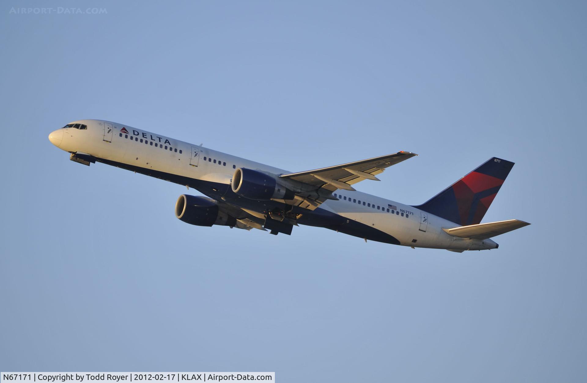 N67171, 2001 Boeing 757-232 C/N 30839, Departing LAX on 25R