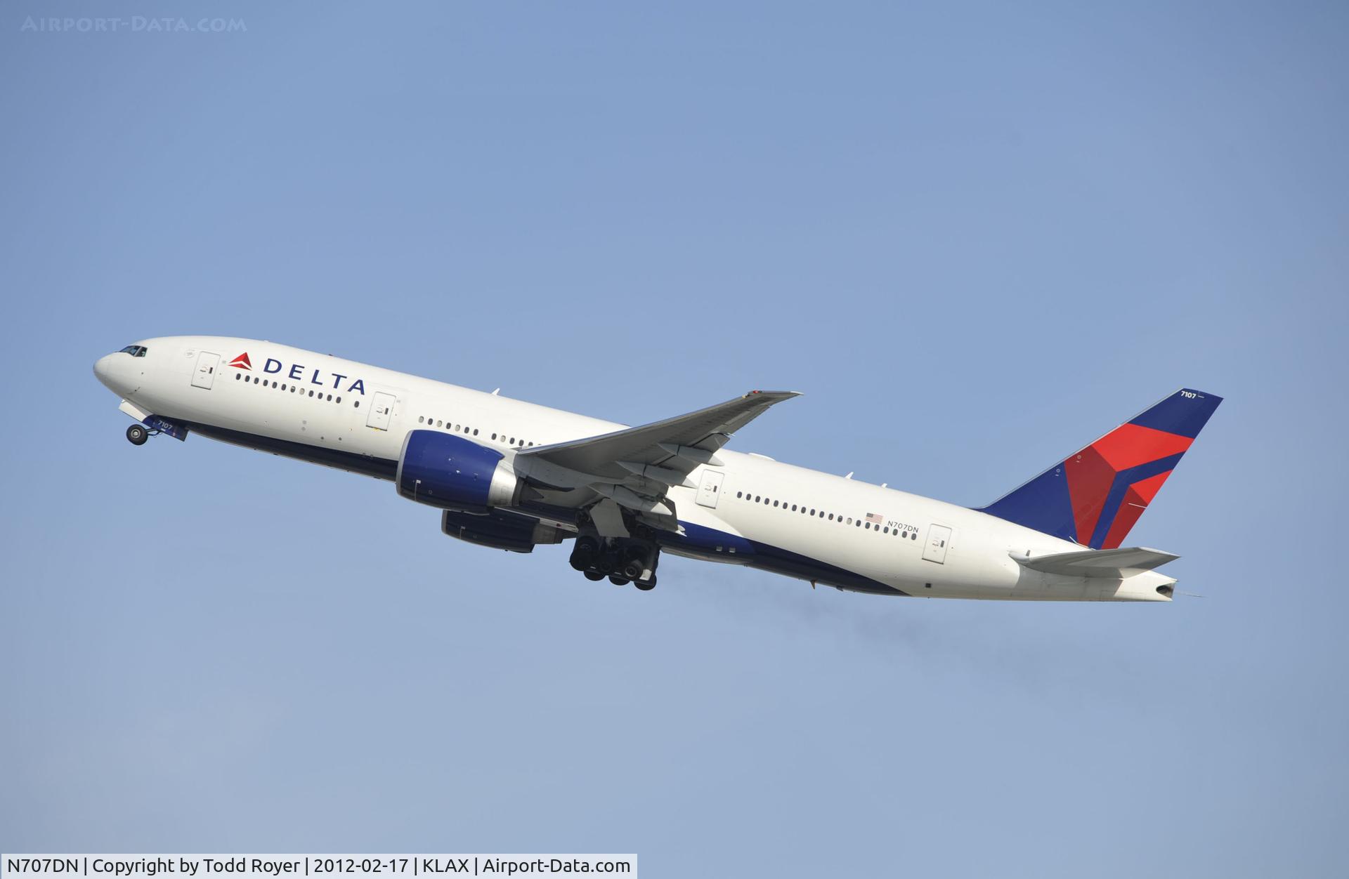 N707DN, 2009 Boeing 777-232/LR C/N 39091, Departing LAX on 25R