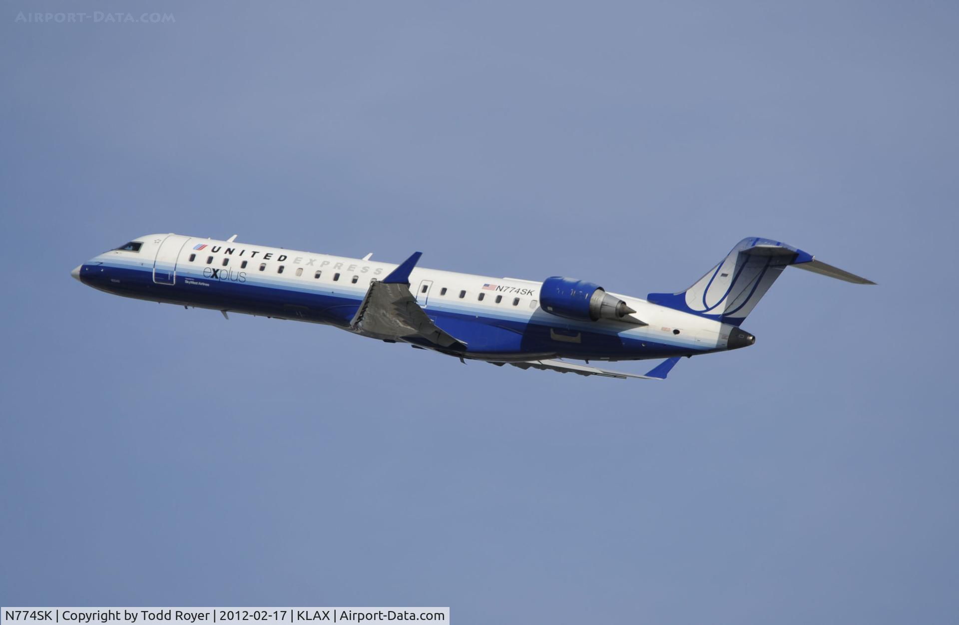 N774SK, 2006 Canadair CL-600-2C10 Regional Jet CRJ-700 C/N 10240, Departing LAX on 25R
