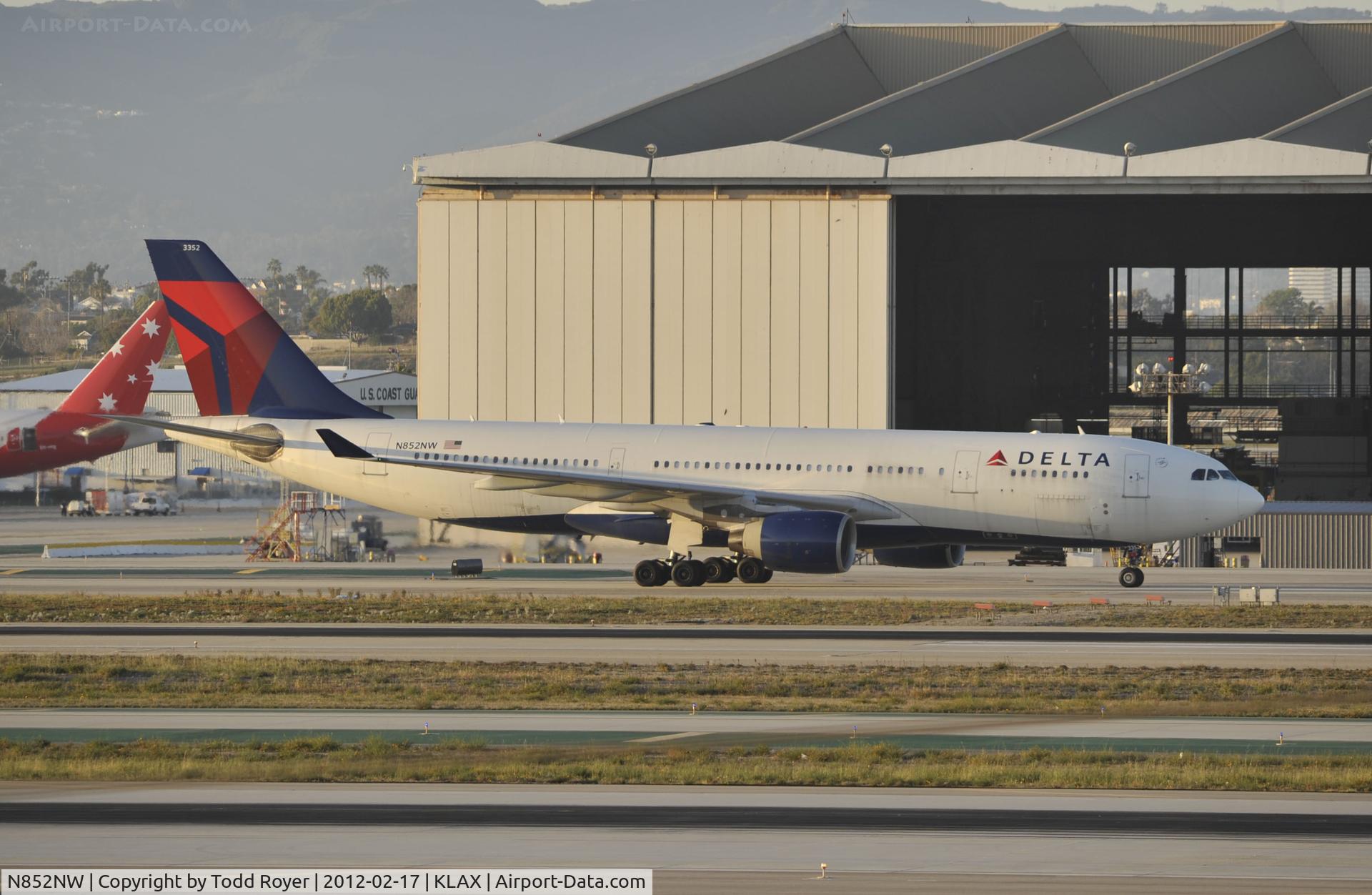 N852NW, 2004 Airbus A330-223 C/N 0614, Taxiing to gate