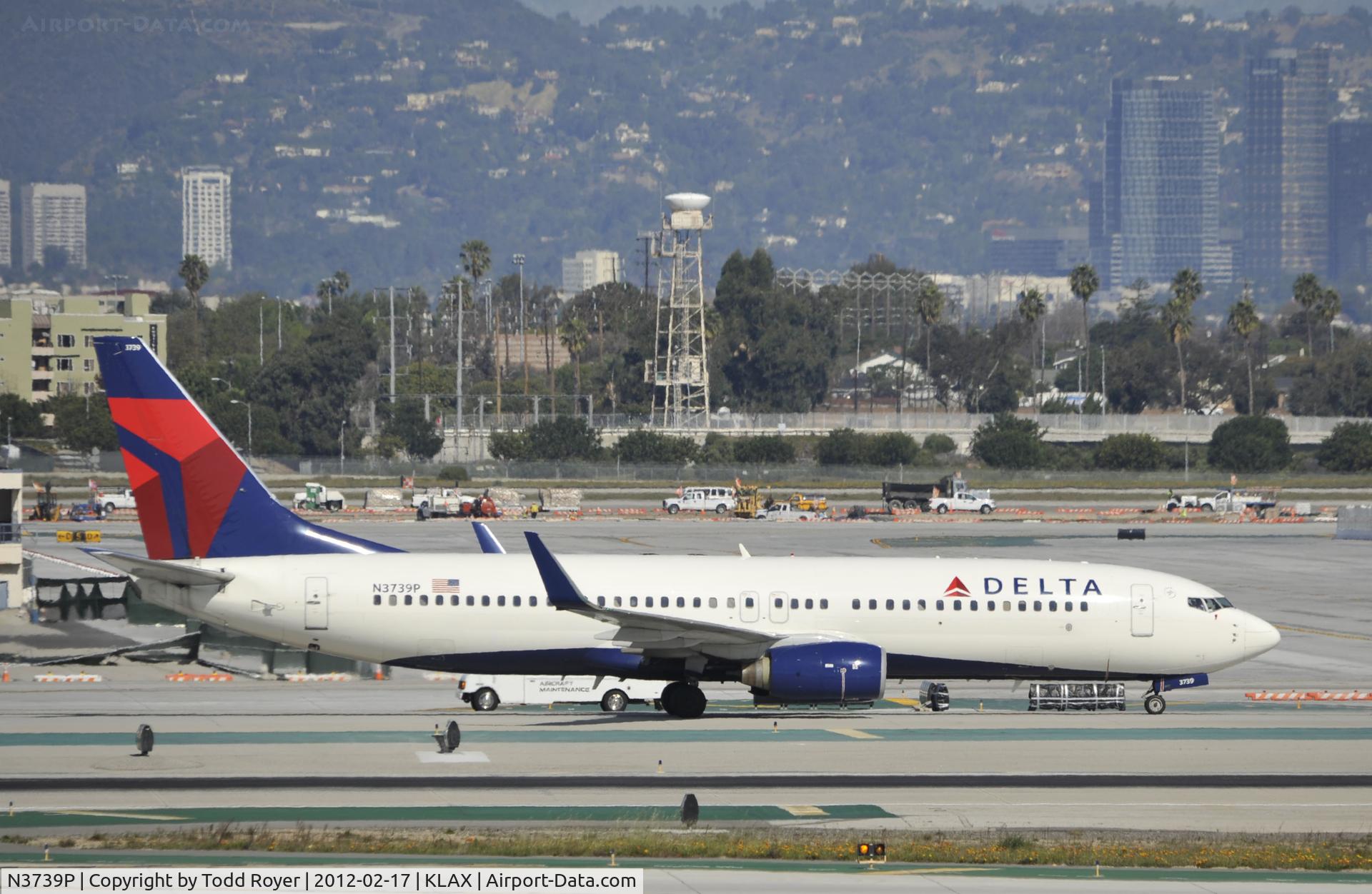 N3739P, 2000 Boeing 737-832 C/N 30541, Taxiing to gate