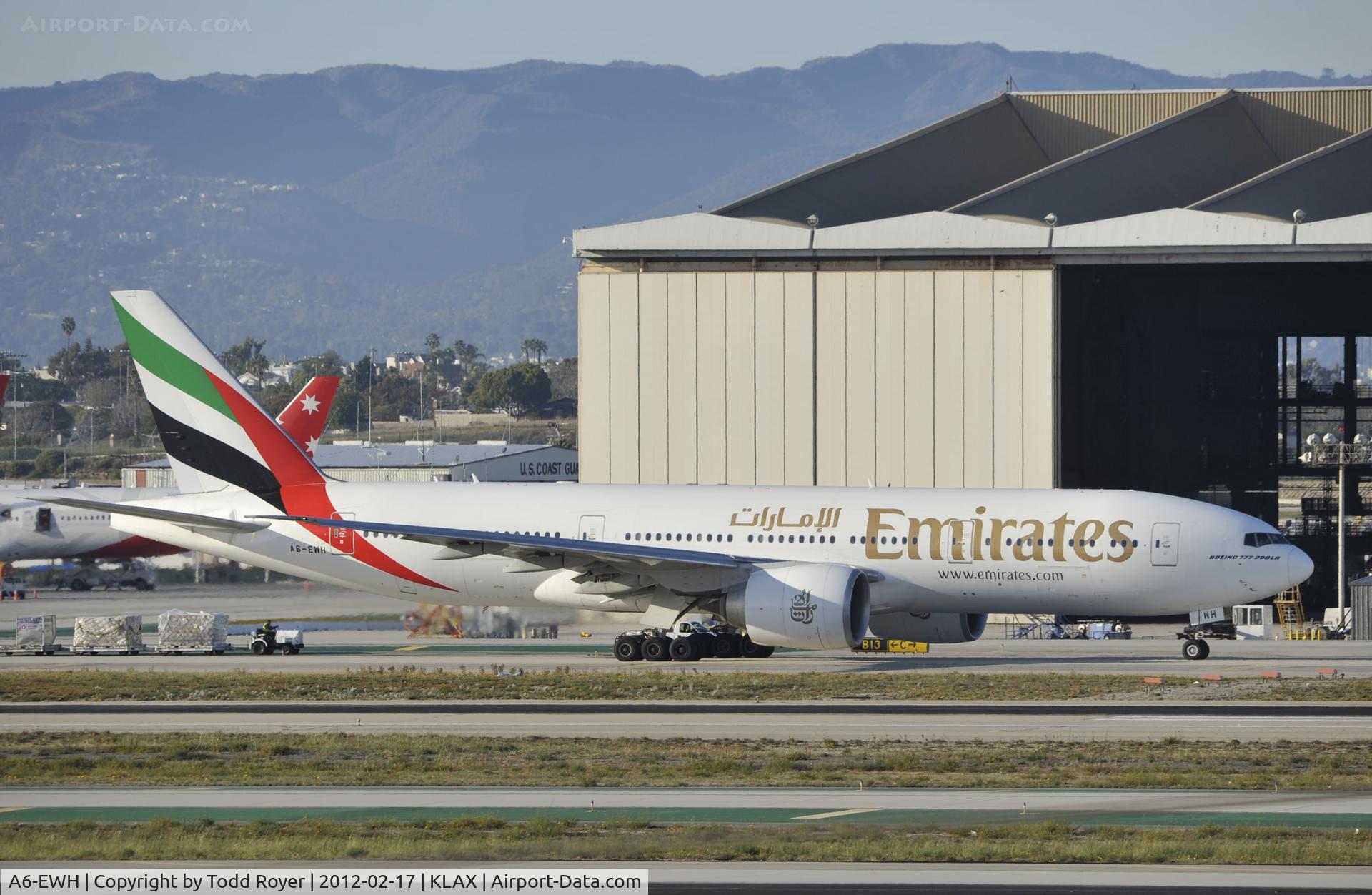 A6-EWH, 2008 Boeing 777-21H/LR C/N 35587, Taxing to Gate