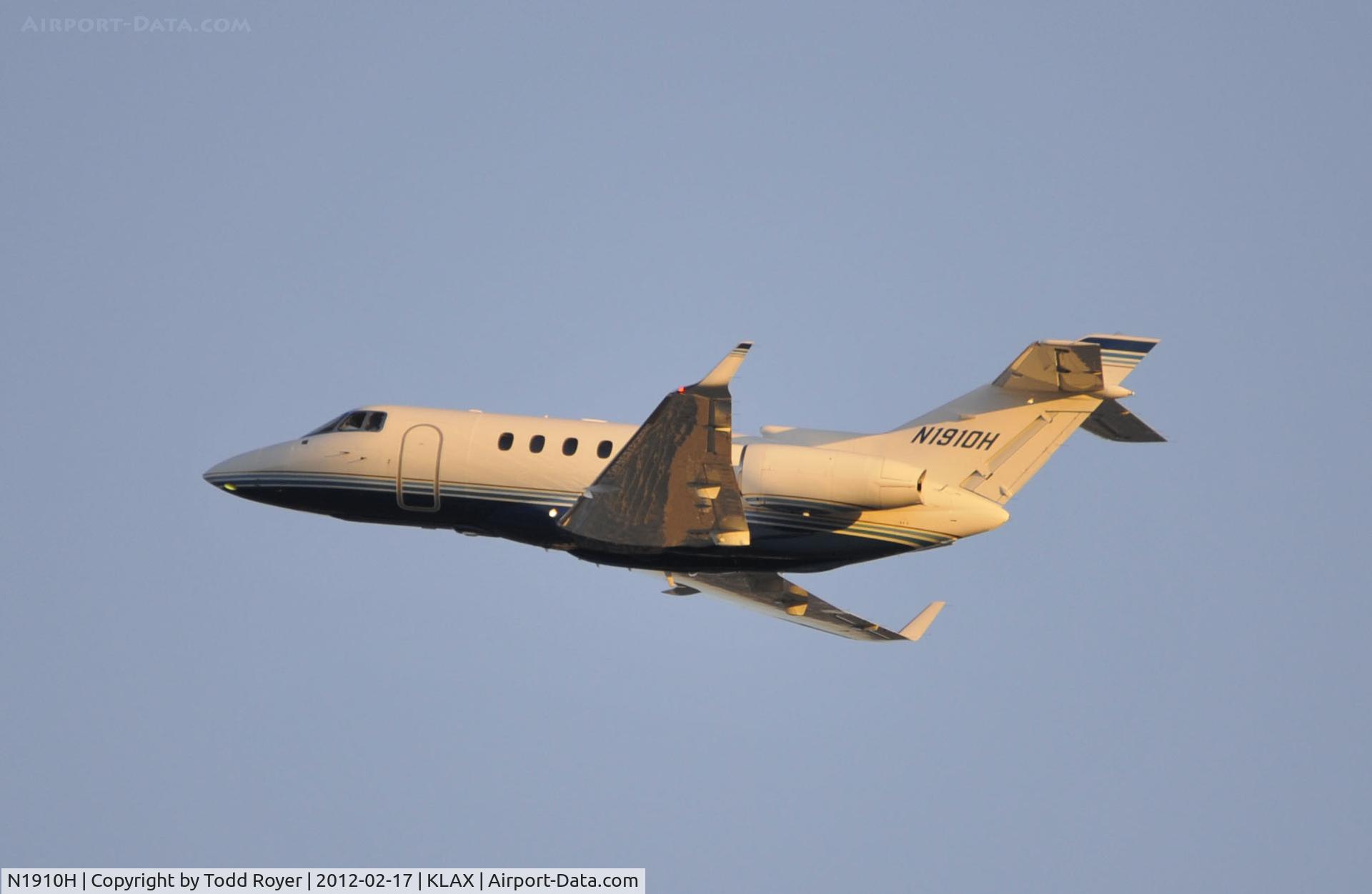 N1910H, 1996 Raytheon Hawker 800XP C/N 258318, Departing LAX on 25L