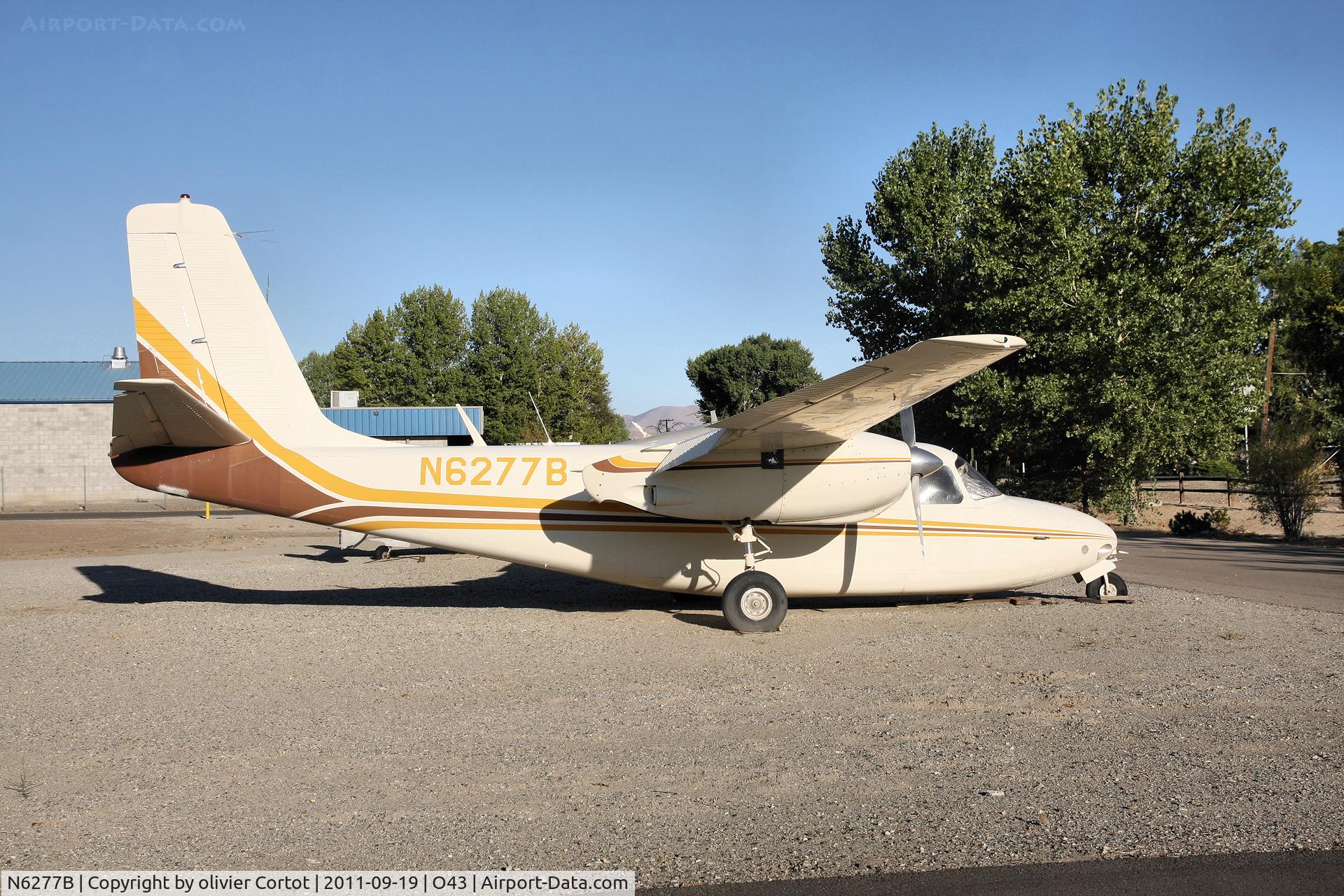 N6277B, 1958 Aero Commander 500 C/N 500-686-33, the new gate guardian of Yerington airport ?