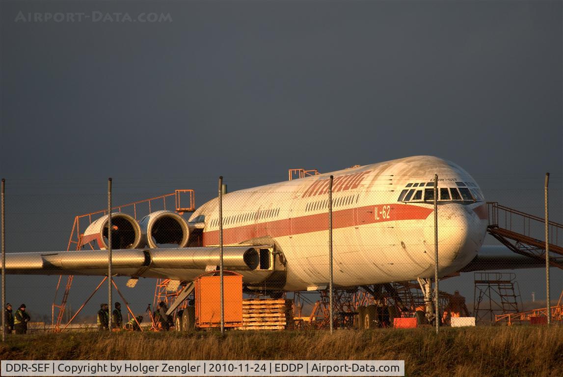 DDR-SEF, 1973 Ilyushin IL-62 C/N 31402, Let me introduce to you my 2.500th photo in due modesty.
This former beauty is situated now pretty revitalized in front of a Leipzig restaurant.