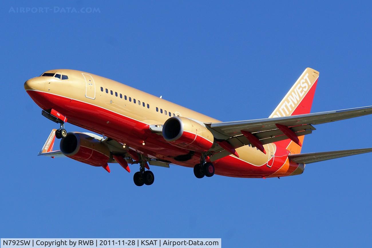 N792SW, 2000 Boeing 737-7H4 C/N 27887, On approach 30L