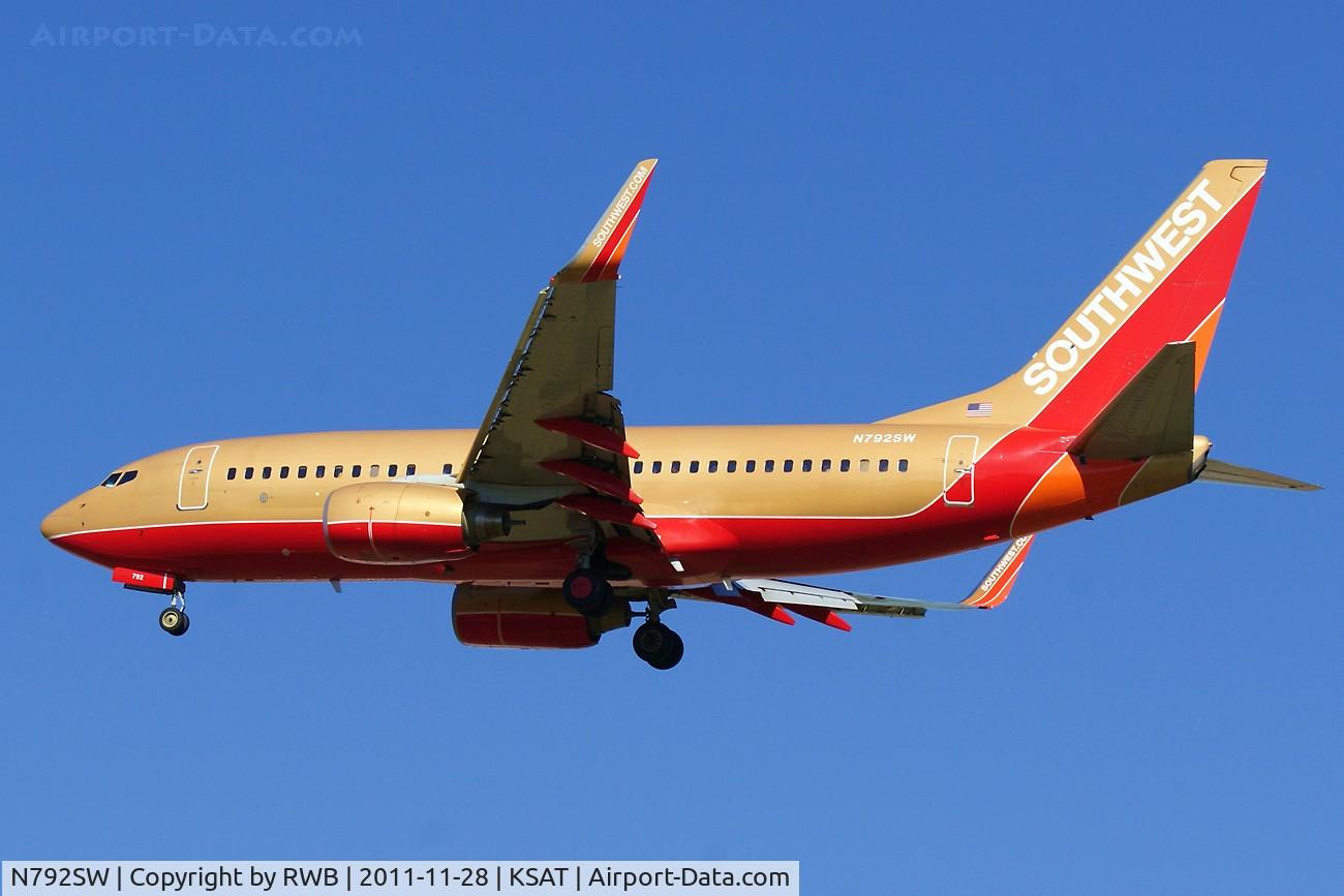 N792SW, 2000 Boeing 737-7H4 C/N 27887, On approach 30L