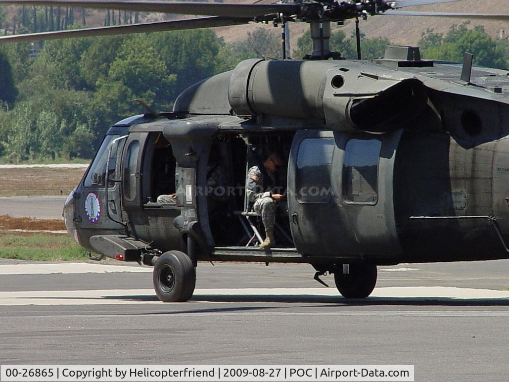 00-26865, 2000 Sikorsky UH-60L Black Hawk C/N Not found 00-26865, Getting caught up on his reading while parked at west heipad